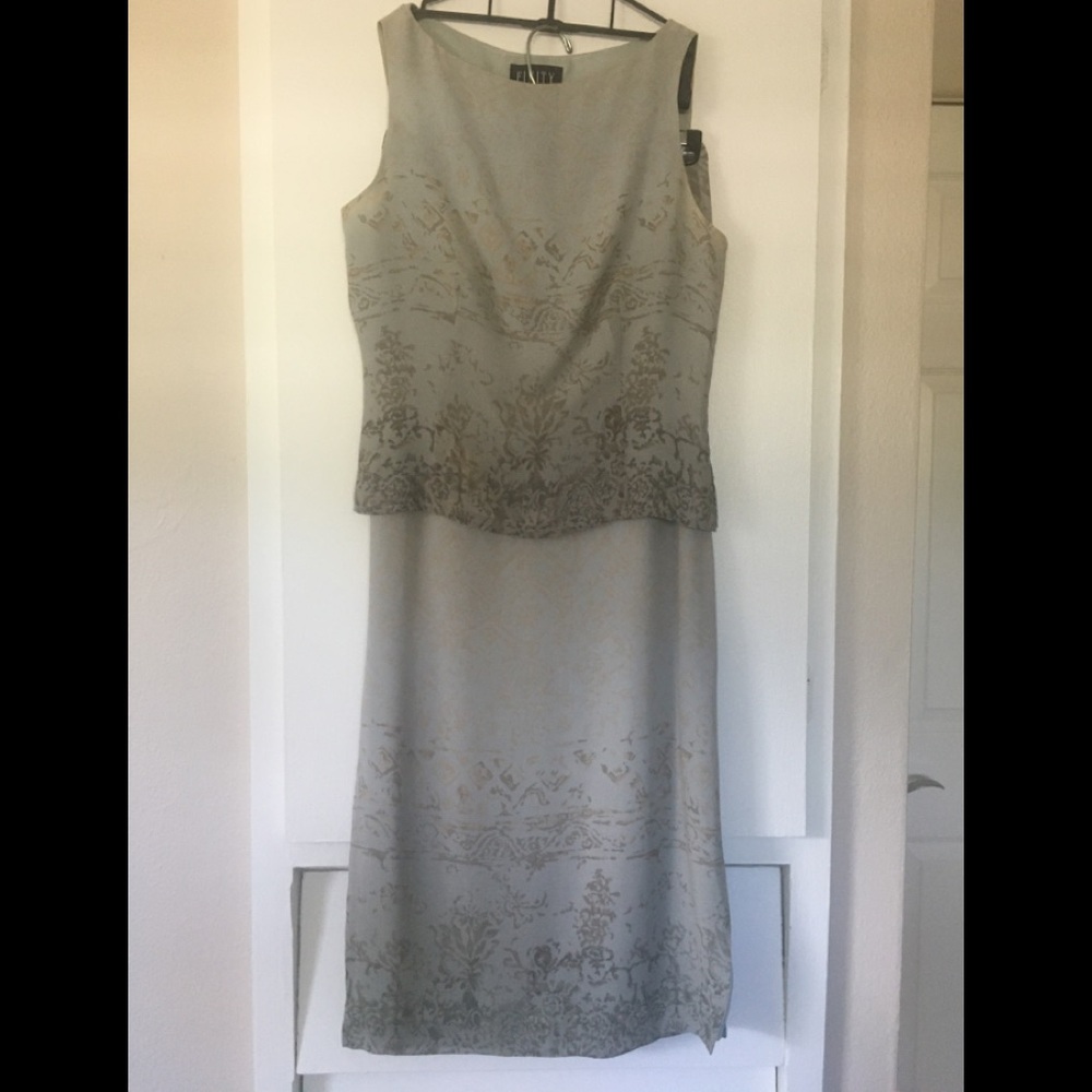 Sleeveless top & long skirt